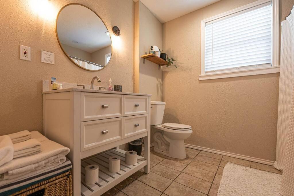 Escape To A Restored 1920S East Waco Bungalow Esterno foto