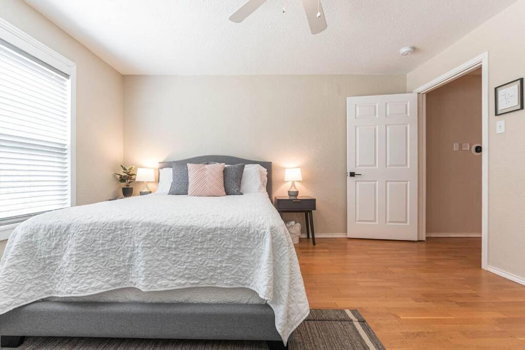 Escape To A Restored 1920S East Waco Bungalow Esterno foto