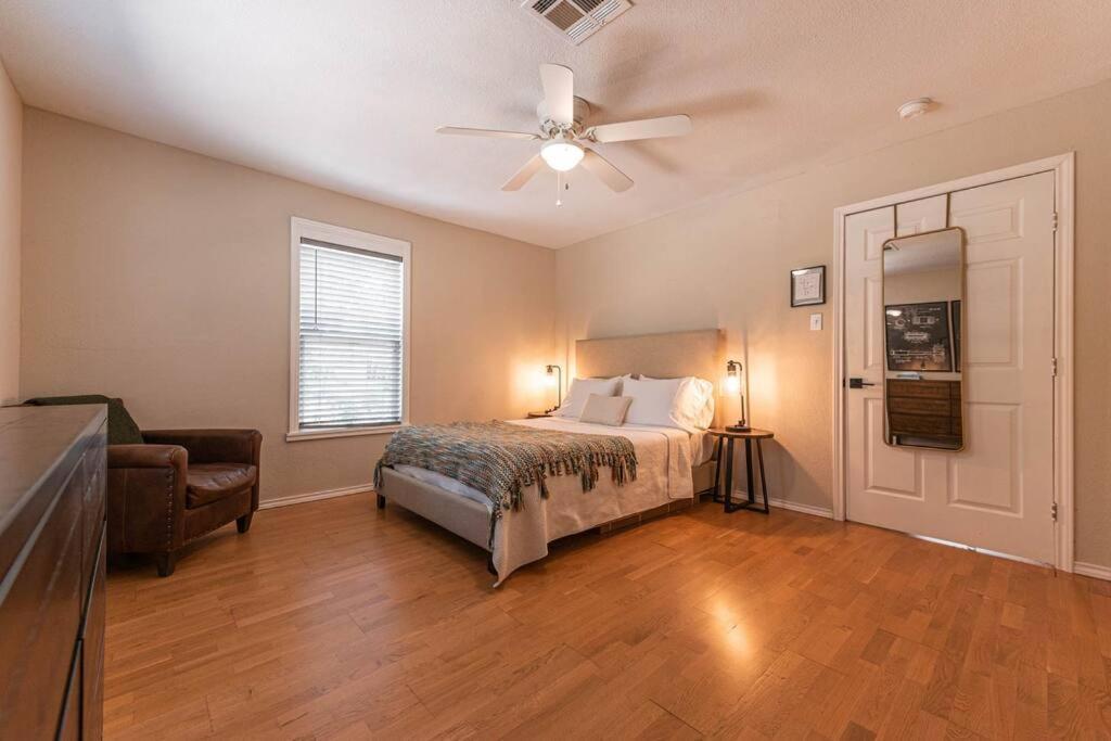 Escape To A Restored 1920S East Waco Bungalow Esterno foto