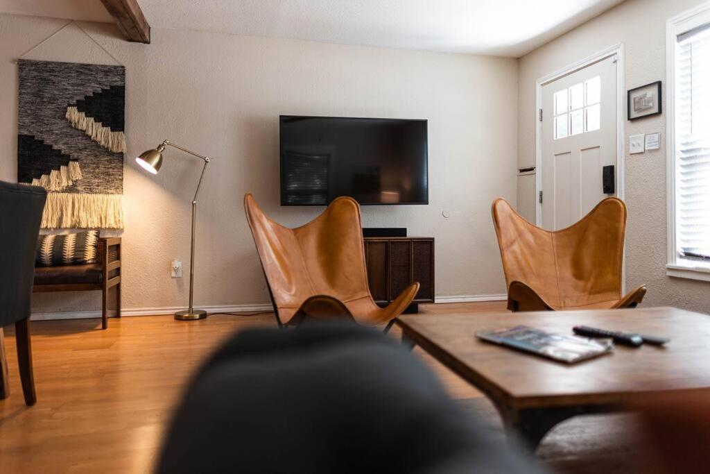 Escape To A Restored 1920S East Waco Bungalow Esterno foto