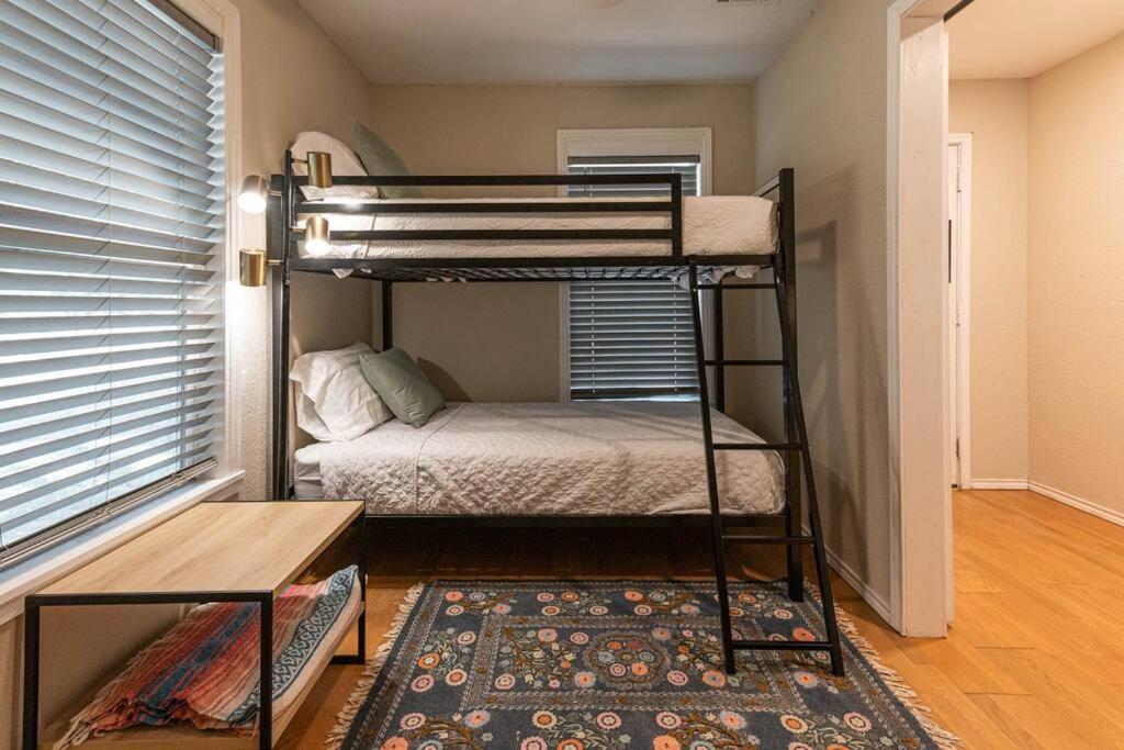 Escape To A Restored 1920S East Waco Bungalow Esterno foto